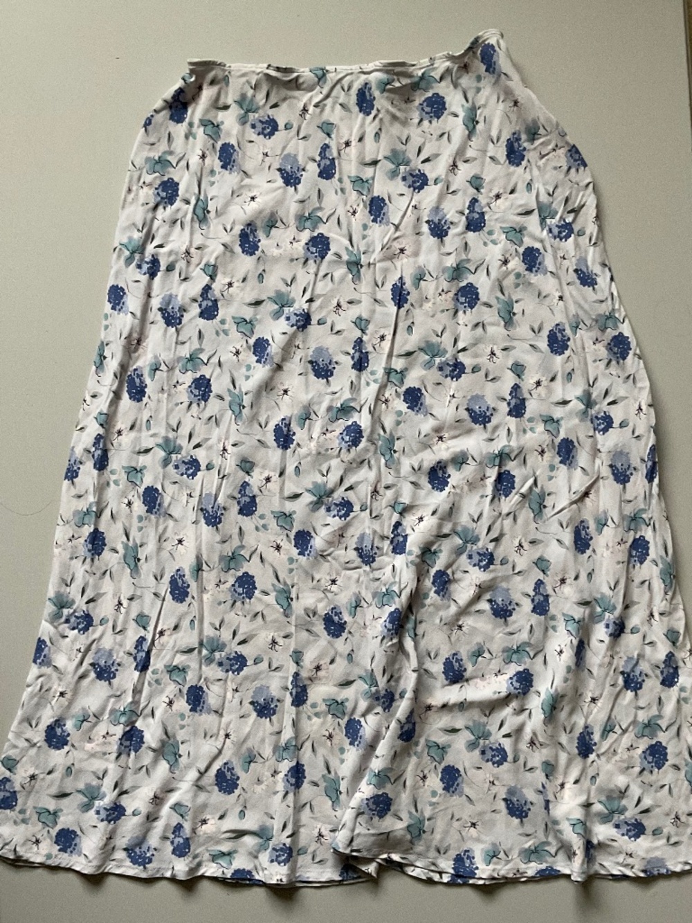Karen Kane Size 10 Blue Floral Long Flowy Skirt in Good Condition
